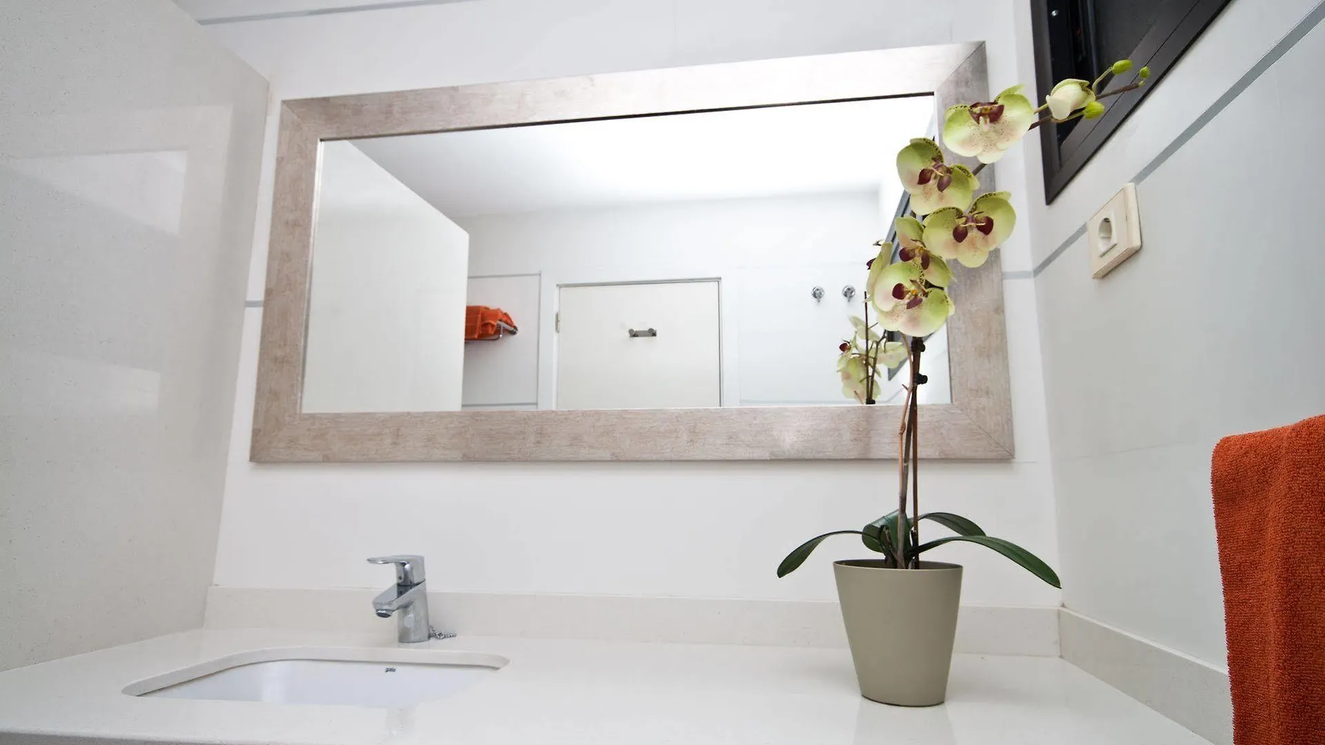 Apartamentos Amadores Beach Apartment
