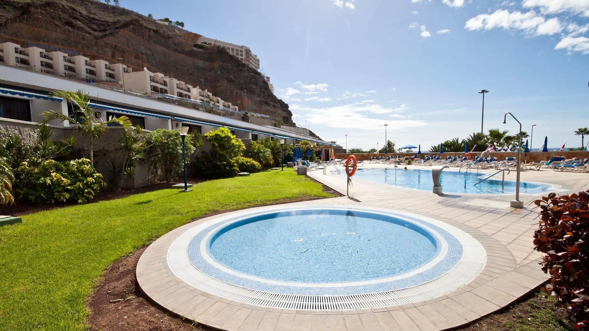 Apartamentos Amadores Beach